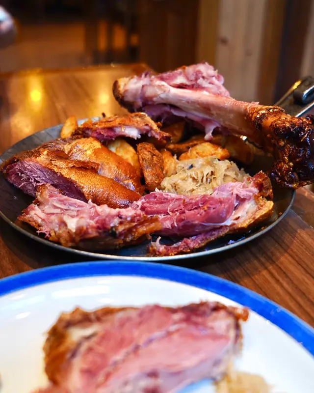 脆皮燒豬肘配酸椰菜及炸薯角