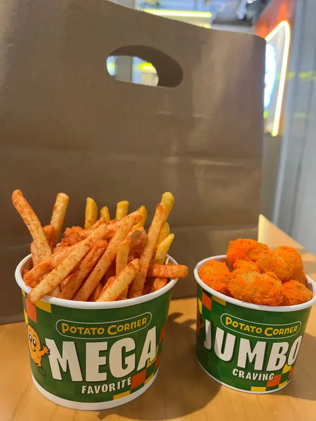 左:Mega - BBQ + Spicy BBQ薯條; 右: Jumbo - 芝士味薯波