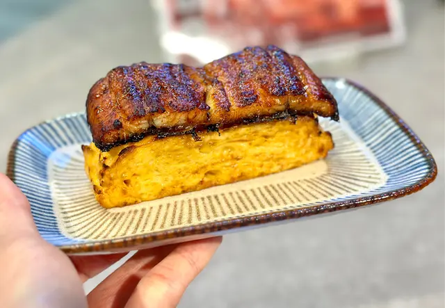 烤鰻魚配玉子，味道絕配！平時怕食到玉子太甜。鰻之成瀨嘅玉子呢個甜度岩岩好，好好味。 
係好有營養嘅小食😋 超級推介！