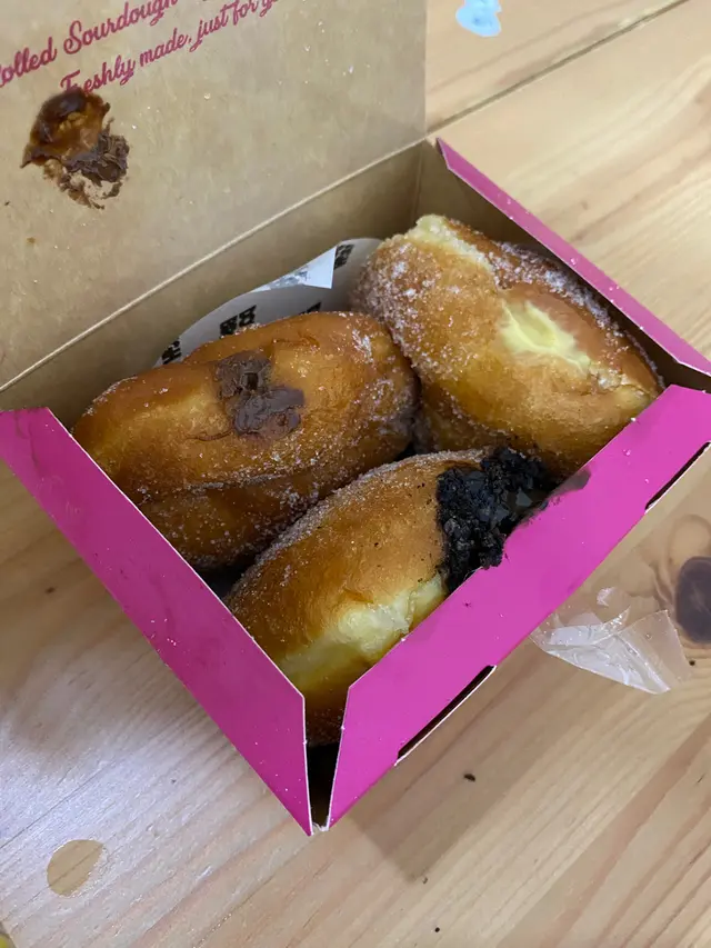 三個，榛子🌰味、Orea朱古力味同custard味，我自己麻麻 #donut