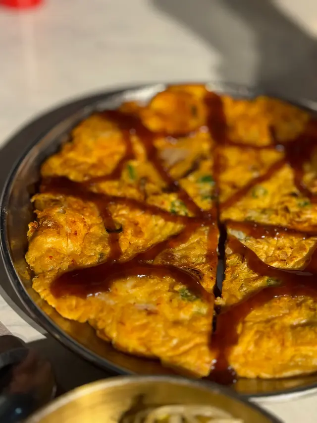 泡菜餅用既醬汁係日式大阪燒既燒汁,入面仲有章魚,好似食緊辣既大阪燒咁