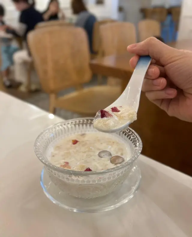 紅棗、杞子、桂園、雪耳燉鮮奶