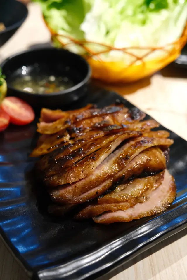 碳燒豬頸肉是亮點之一。豬頸肉🐷燒得外層微微焦香。配上特製的醬汁，每一口都好惹味，真心極度推介！