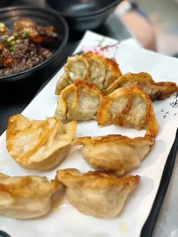 白玉櫻蝦鮮肉餃拼尖椒鮮肉餃