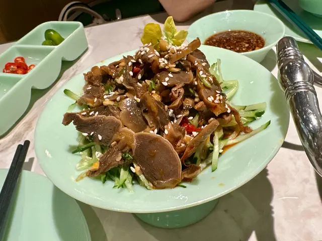 雞腎配青瓜絲,爽脆入味,幾開胃。