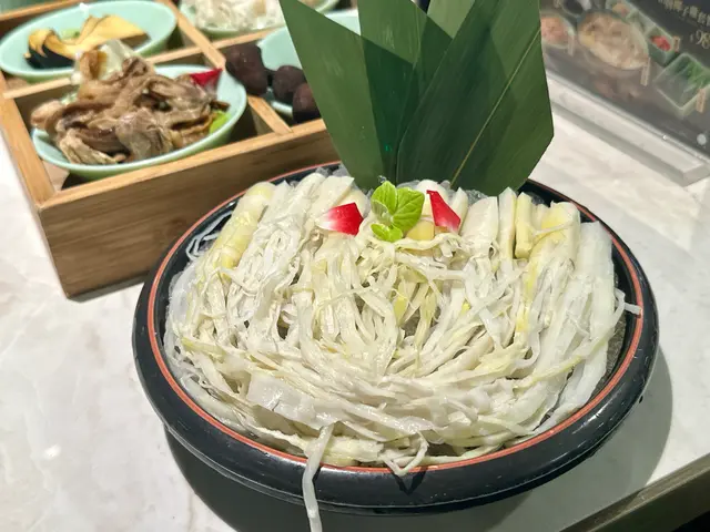 鮮龍須筍是海拔1500米以上的野生冷筍,環境天然無污染,比較少地方食得到!😏
口感細膩脆嫩,必試!😋