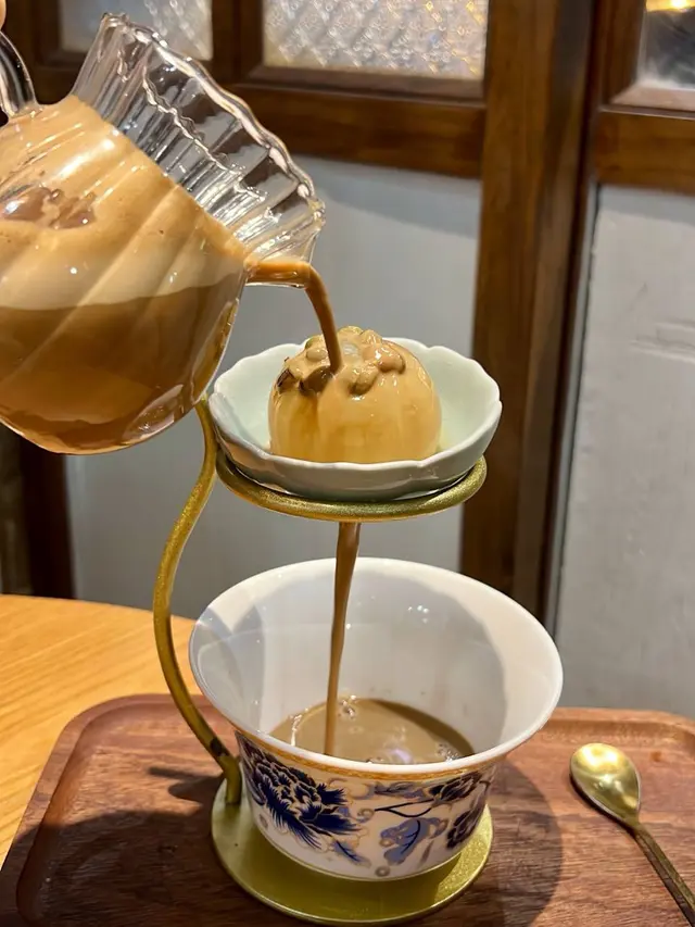 山茶花冰球拿鐵