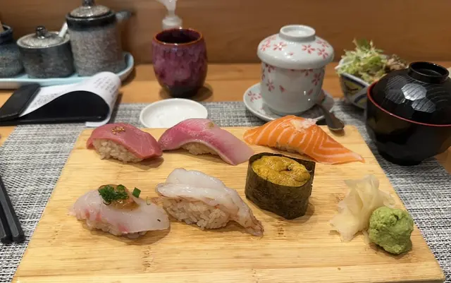 $98套餐
￼有綠茶飲燉蛋沙律麵豉湯
￼有六舊壽司仲有海膽