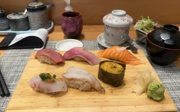 $98套餐
￼有绿茶饮炖蛋沙律面豉汤
￼有六旧寿司仲有海胆