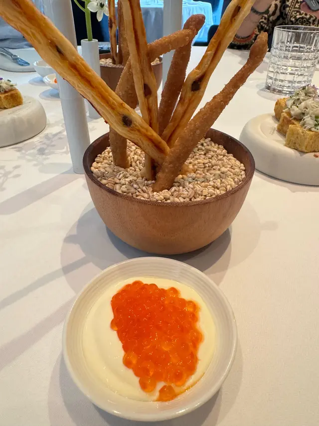 大大pat 咁撈起Sour Cream 同3文魚子食, 好滿足.
Smoked Anchovy Bread sticks 係有魚味既麵包棒.