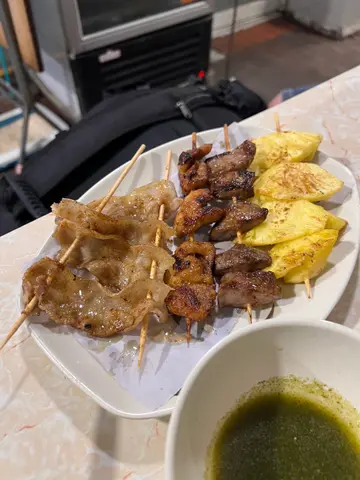 烧猪腩，串烧鸡，烧牛舌，烧菠萝