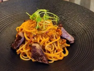 慢煮美國小牛排配蕃茄汁意大利麵
