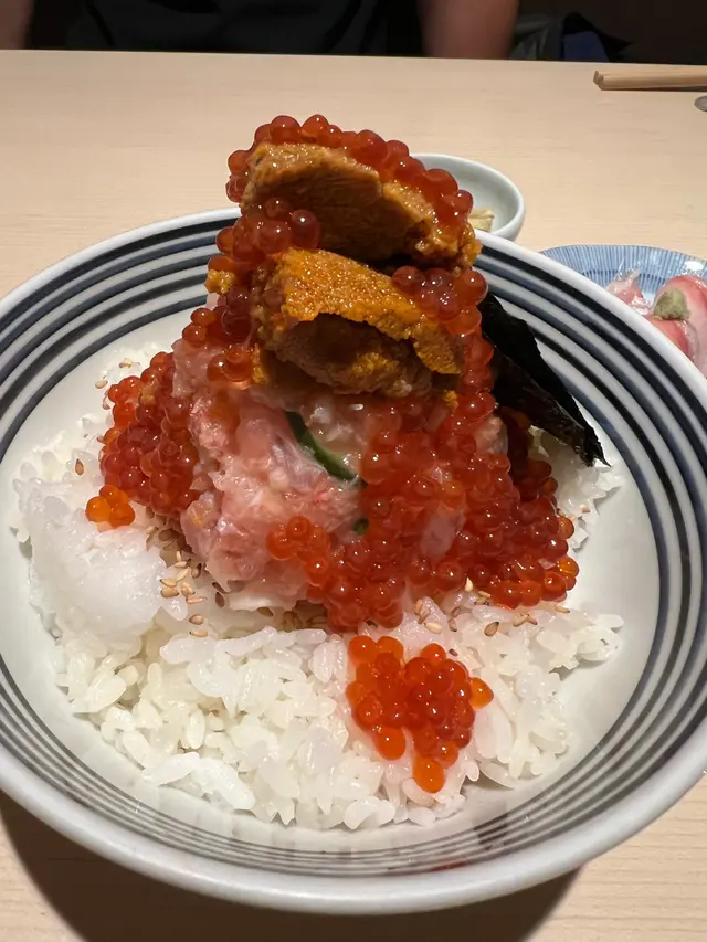 包括海膽、紅鱈蟹、鮭魚子、赤蝦、鯡魚子、象拔蚌、螺肉、魷魚、金槍魚及金槍魚蓉