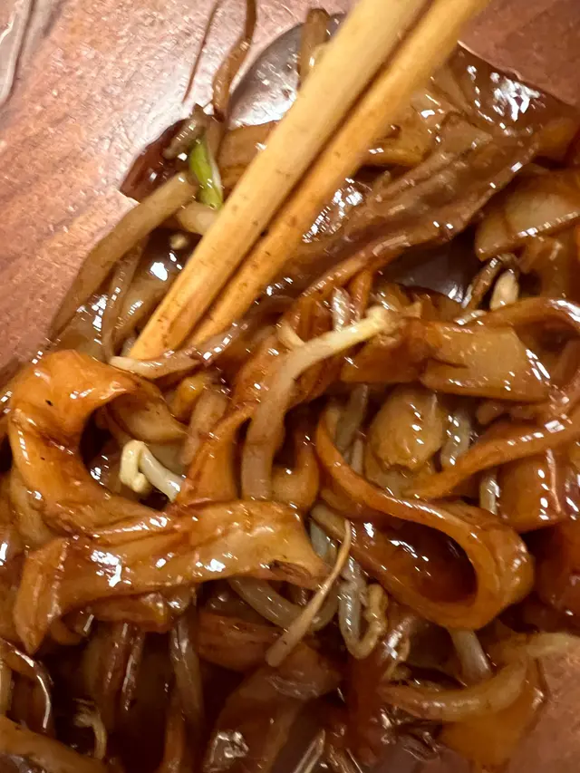 剛上完堂經過餃子店去買外賣，點了乾炒雞河，回到家食時，食到落底係無雞肉，只是一盒齋炒河，非常不老實，完全冇諗到連食材都要呃顧客。￼連佢哋自己個Menu上面都唔會有齋河粉呢一樣嘢出現，所以唔好話俾錯咗，￼根本就係欺騙。