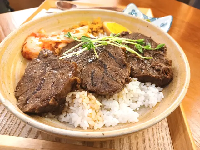 滷牛肉便當