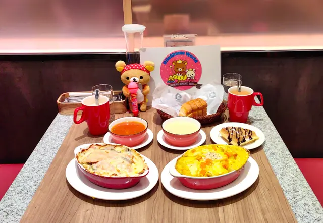 煙三文魚珍珠帶子忌廉芝士意粉 + 秘製葡式烤雞焗飯 + 迷你窩夫配朱古力醬 + 蒜蓉包半份 + 蘑菇忌廉雞湯 + 意大利菜湯 + 熱鮮奶咖啡 + 熱奶茶