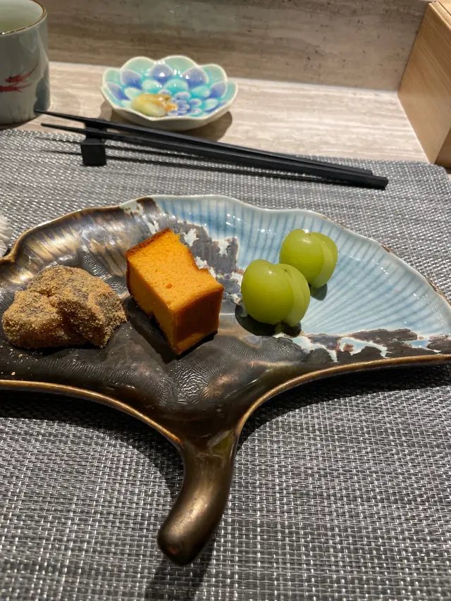 如果你多錢，又冇所謂，你可以試吓。所有魚生都是沒有鮮味的。我被食評欺騙以來，最慘係我一五成飽都冇。不過食量就因人而異，最重要係魚生唔好食，淡而無味。