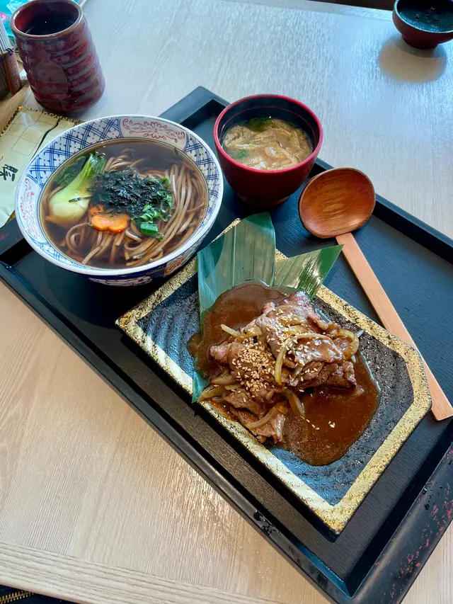 燒牛小排配湯蕎麥麵