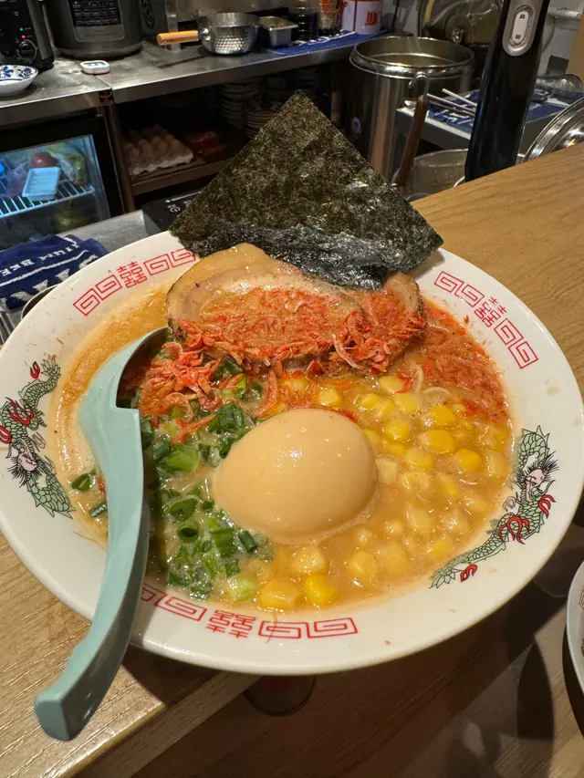 ✨ 【櫻花蝦海老味噌拉麵】$78 ✨
主要係湯底唔同
✅ 忍唔住飲咗大半碗湯,有種龍蝦湯嘅感覺,蝦味+海鮮味都好突出!
✅ 不是味精的味道,食完不會有口渴的感覺🤤
✅ 湯底香濃得黎唔太鹹