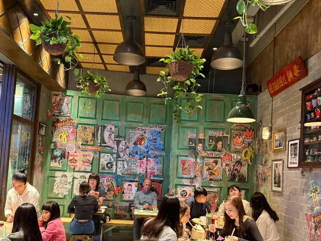 餐廳裝修同之前兩間Samsen好相似，好似去咗泰國一樣🏖️，環境好乾淨，啲員工都好多泰國人，好nice☺️大部分用英文落單