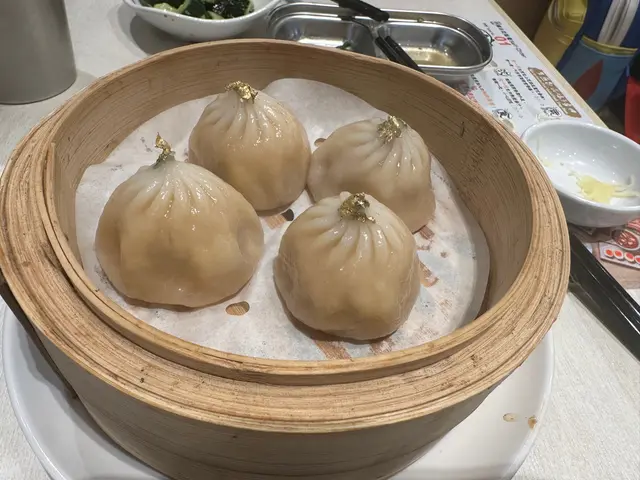 金箔蟹粉小籠包