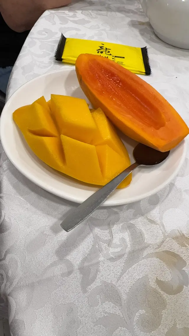 木瓜和芒果各半個