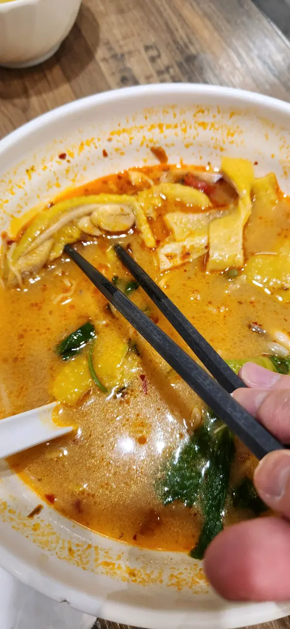 冬蔭公海南雞鴨蛋麵