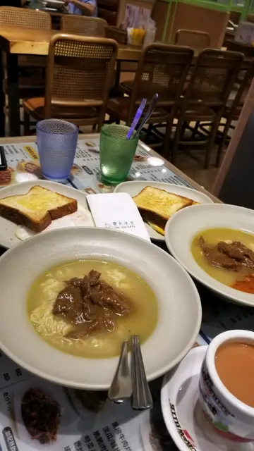 沙嗲牛肉面，丹麦酥多士