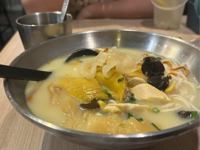 招牌花膠雞上海麵