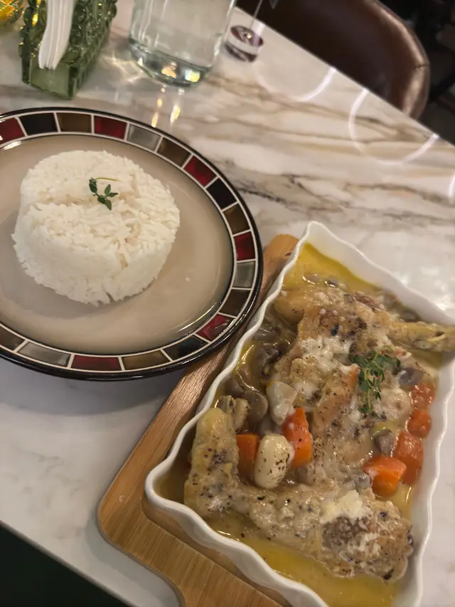 醬汁味道濃郁，雞肉都好入味，送飯一流，食落感覺似高級版嘅白汁雞皇飯
