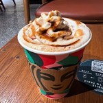 呢一間Starbucks嘅咖啡師所製作嘅咖啡飲品，水準真的特別高😍聖誕嘅Gingerbread Latte係我嘅最愛，呢杯係我飲到冲得最好嘅一杯，入口香濃細滑，證明呢間Starbucks嘅咖啡師一定係一位高手，我發現佢係一位著住黑色圍裙嘅靚女嚟嘅添🤣希望大家每次嚟到都可以飲到佢沖俾大家嘅咖啡啦🥰