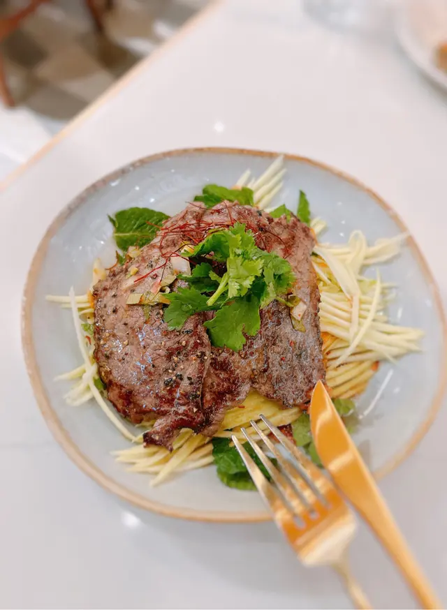 炭燒牛肉配青芒沙律