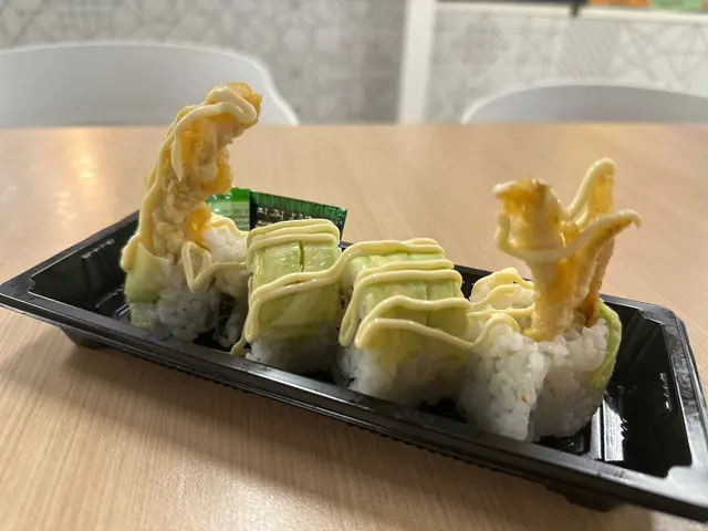 牛油果軟殼蟹卷