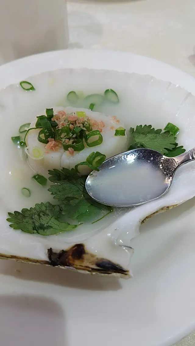 以粥水質地的米湯低溫慢煮，保留其溫熱濕潤，元貝鮮甜肉嫩