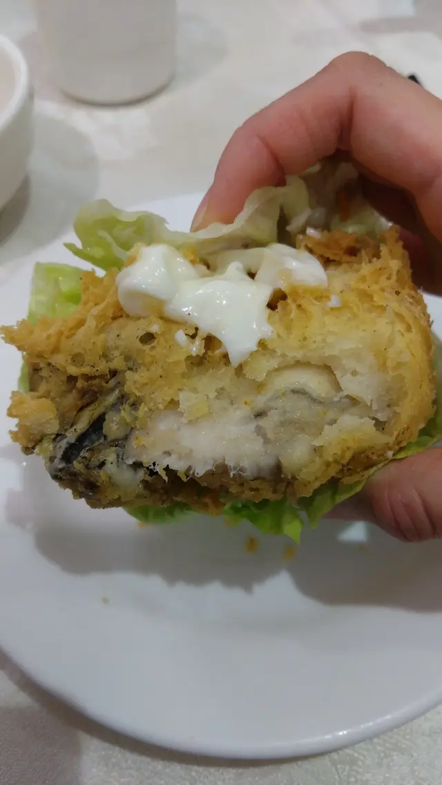 金黃色薄薄的炸漿，鎖住水份，火候拿掐準繩，生蠔大隻鮮美又爆汁！