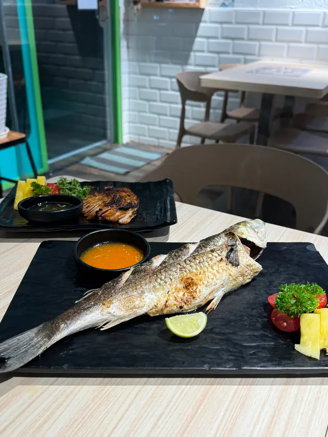 ✨**鹽燒烏頭魚**✨ $178  ✅ 醬料帶點辣味，但又不失鮮美，讓人一試成主顧。  ✅ 上桌時還冒著熱氣，香氣四溢，吃起來熱辣辣的。  ✅ 魚肉燒得恰到好處，一點都不乾，保持著鮮嫩的口感。  ✅ 魚肉滑嫩，魚皮鹽味明顯，即使不沾醬也非常入味。  ✅ 如果沾上酸酸辣辣的醬汁，口感更佳，味道相得益彰。  