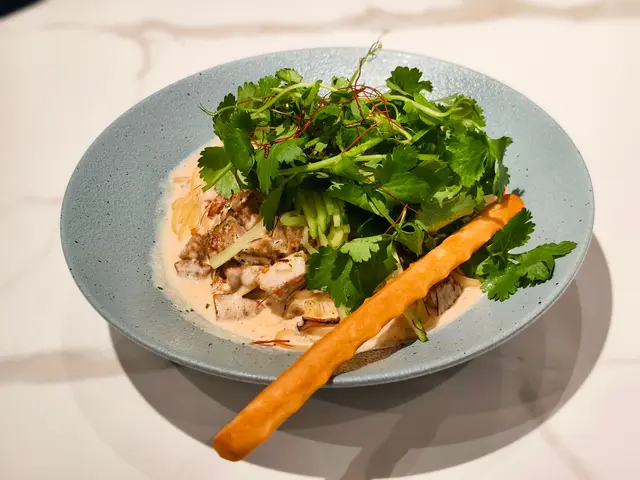 望落係西餐咁既樣,食落居然有啲川菜既感覺,豬肉腸有少少麻辣,花椒又有啲麻辣,好似口水雞果種香口麻辣既感覺,但平時形成口水雞風味既汁通常好稀好watery,而呢個汁都係平時意粉白汁果個濃厚既質地,令到個麻辣味Keep住Stay係條利,但又唔會刺激到反感既地步,呢個感覺幾新穎,今餐最出色就係佢!