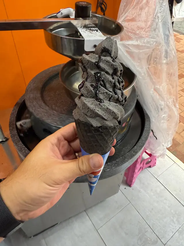 $28嚟講元雪糕唔算平,但係佢依個軟雪糕嘅芝麻味相對以往食過嘅要濃郁好多,再加上佢係面頭淋咗啲芝麻醬,成個味出晒嚟😋
如果可以平返少少,或者個軟雪糕俾多少少例如威化餅乾之類做陪襯就更加好