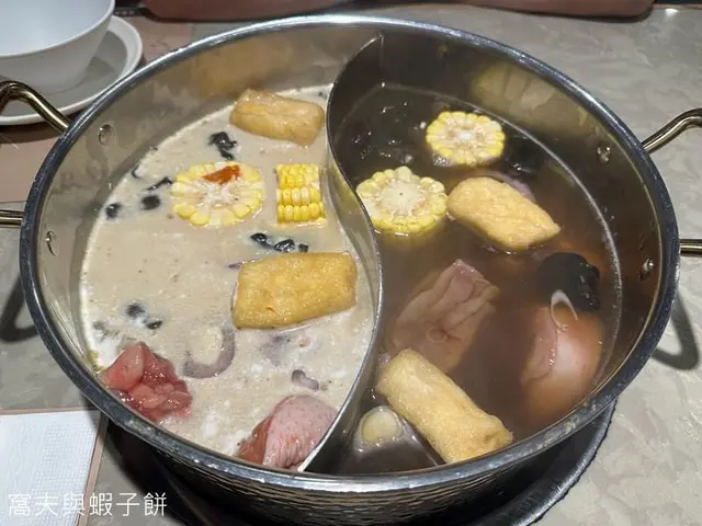 藥膳椰子雞鍋拼藥膳胡椒豬肚雞鍋