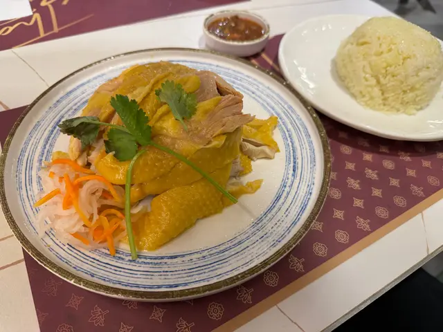 泰式海南雞的肉質鮮嫩，搭配特製醬汁，讓每一口都充滿香氣，令人回味無窮！🐔✨
雞油香飯的香氣撲鼻，米飯粒粒分明，吃起來口感滑順，真的是搭配海南雞和豬髀的完美伴侶！🍚💖