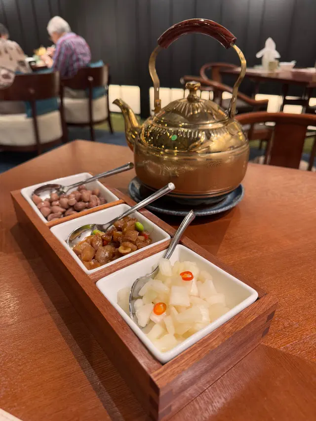 黎個開胃前菜，有花生，醃蘿蔔，醃白菜（好似），全部好開胃👍🏻