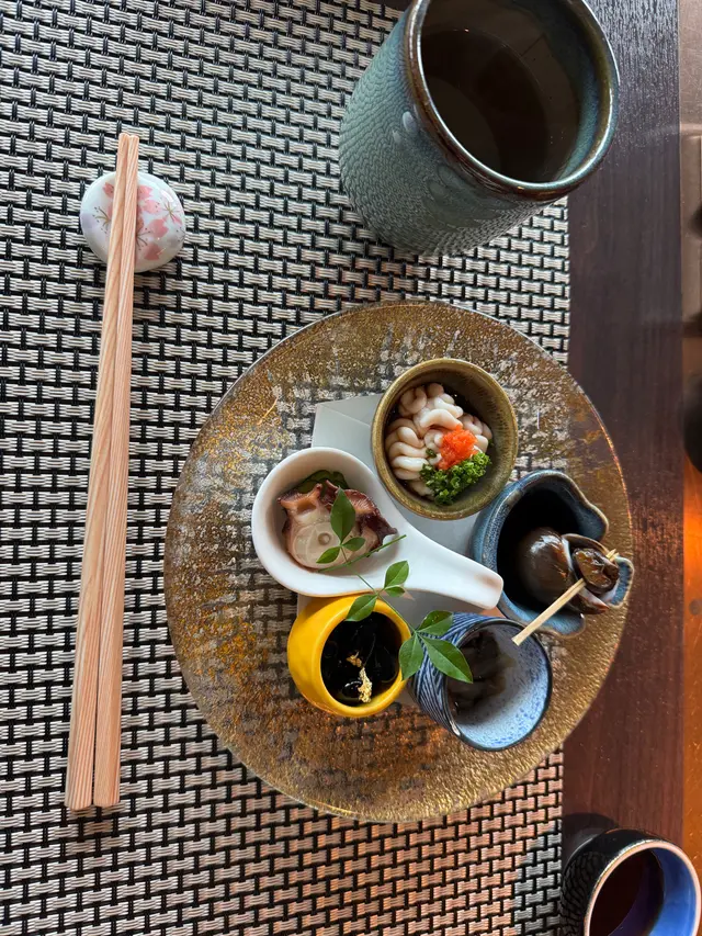 應該是這次最喜歡的菜品哈哈，清甜八爪魚-甜豆-酸海帶/黃瓜-鹹鮮螺肉-濃郁白子