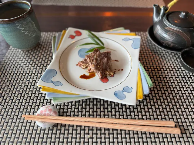 牛肉包住炸蒜比較香，口感豐富