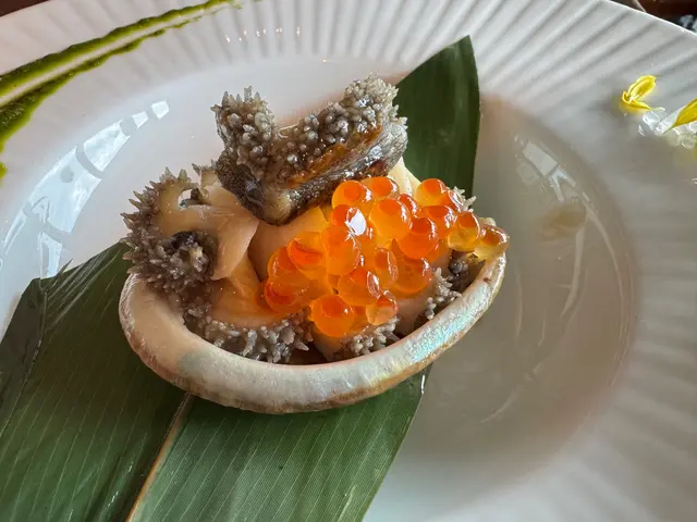 鮑魚口感爽脆，味道有淡淡烤過的焦香