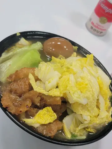 四餸油麵：滷水蛋，生菜，椰菜，豬皮