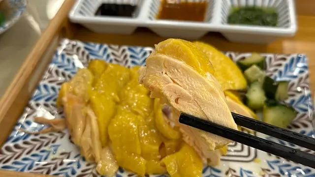 海南雞份量都幾足料，
雞件肉厚嫩滑，就算係雞胸一啲都唔嚡