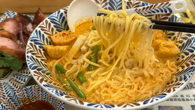 喇沙湯底散發着柔和嘅椰香，😌
麵底採用大馬正宗的「摻摻」做法，即係米粉撈油麵，
米粉盡吸湯汁，加上爽口滑嘟嘟嘅油麵，
每一啖有齊粗幼軟韌不同口感，層次感十足！😏