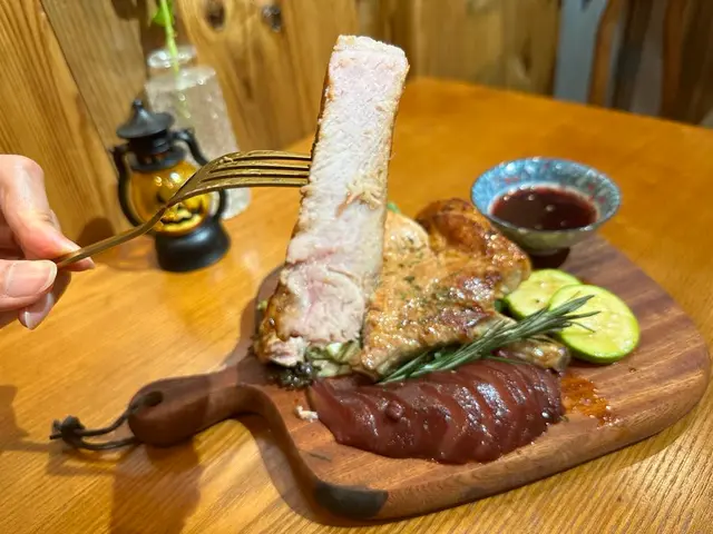 肉質嫩滑鬆軟,味道👅比一般豬扒更為濃郁,配上紅酒🍷 燉啤梨,酸中帶甜,好醒胃!😋