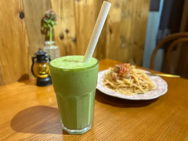 牛油果味道唔係好突出，可能因為加左燕麥奶，中和咗蔬果嘅草青味，味道👅不錯，最正係可以揀走糖！好健康！😎