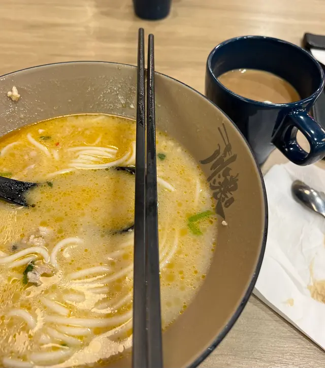 半和牛半豚米線 湯底: 雙胡椒雞骨濃湯  熱咖啡